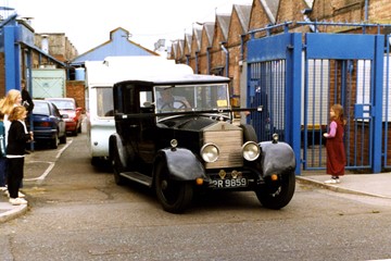 GUJ27 & Safari caravan at R-R factory Derby 26Jun97 ex David Evans SX515 print 7x5 240dpi crop to 1920x1080.jpg