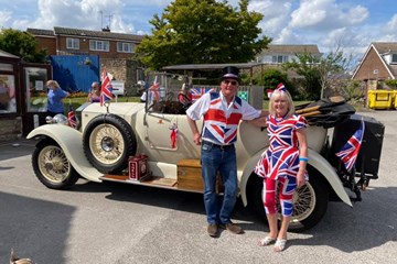 Liz n Tony Brown at The Laurels VE Day .jpg